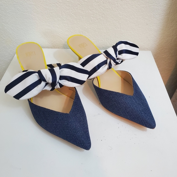 CAbi #6022 Bow Kitten Heel Mule Shoes Size 8 Navy Yellow! Size 8. - Picture 2 of 8